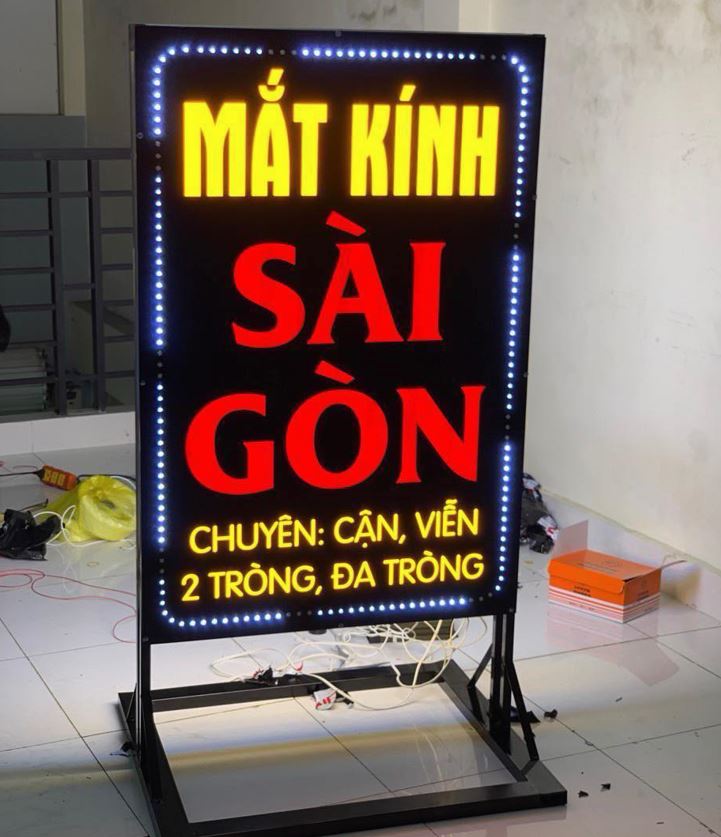 biển quảng cáo có chân đứng, nội dung chữ mica có đèn