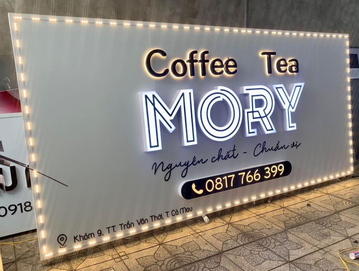 biển quảng cáo nền trắng có viền led siêu nổi, chữ mica đen có đèn sáng chân, là... - Quảng Cáo Ad Shop