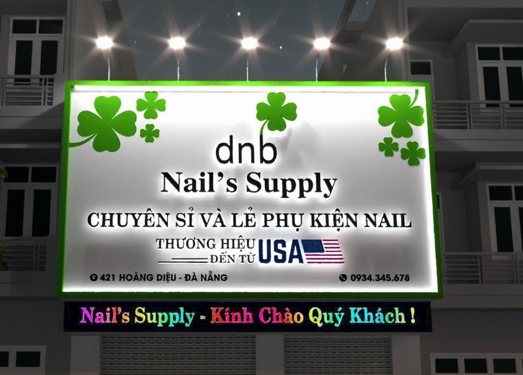 biển quảng cáo trắng, chữ mica đen đèn sáng hông, chiếu sáng bằng đèn pha điện