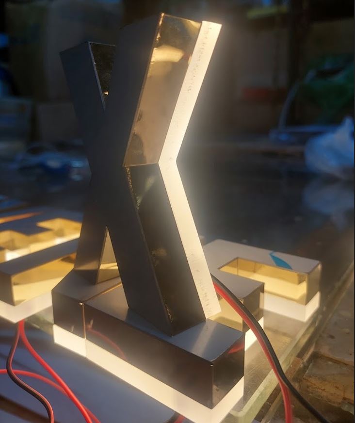 💡 Chữ Inox Có Đèn Sáng Chân – Sang, Đẹp, Bền Theo Thời Gian