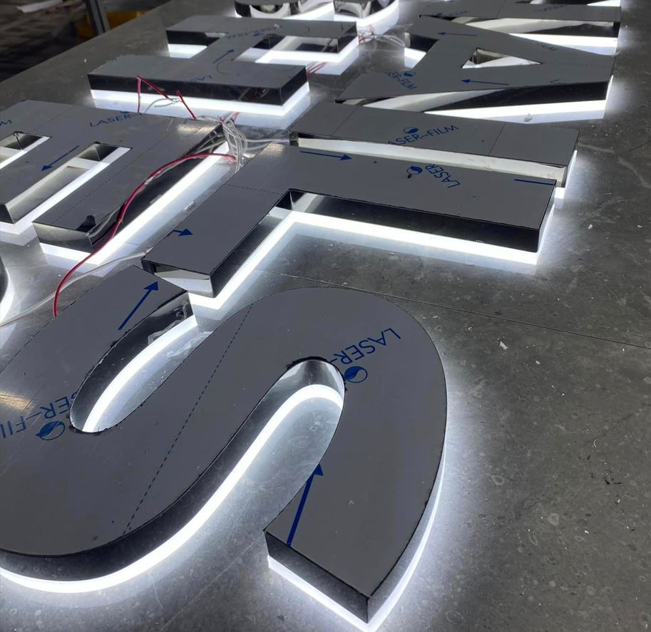 Chữ inox đèn hắt chân màu trắng, Chữ Inox Đ&egrave;n Hắt Ch&acirc;n M&agrave;u T... - 3D Quảng Cáo CN3