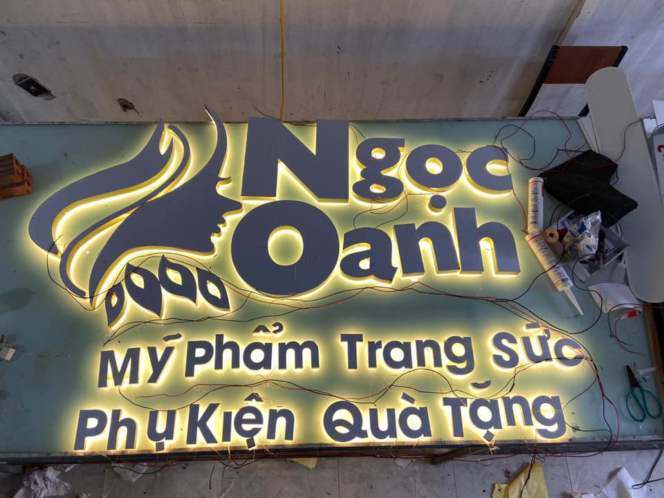 Chữ inox đèn sáng chân