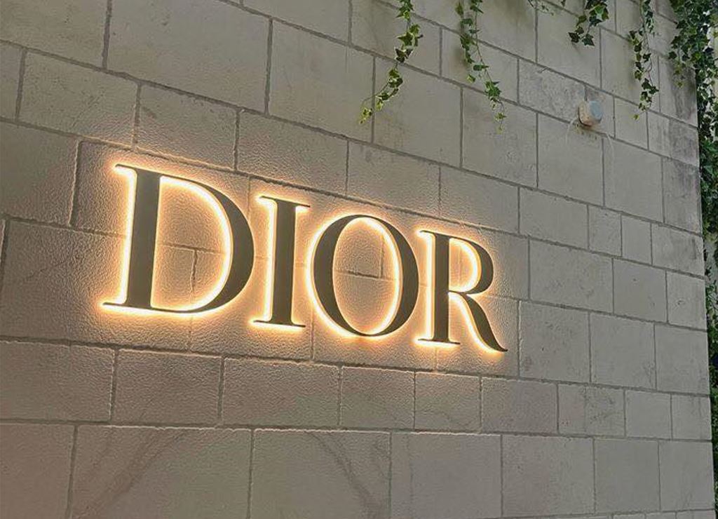 chữ inox đèn sáng hắc chân sang trọng giá rẻ