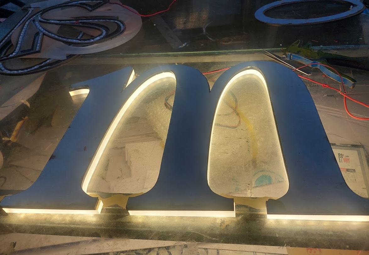 chữ inox giá rẻ, đèn sáng chân, chữ mặt làm bằng chất liêu inox, dán lên nền mic... - 3D Quảng Cáo CN3