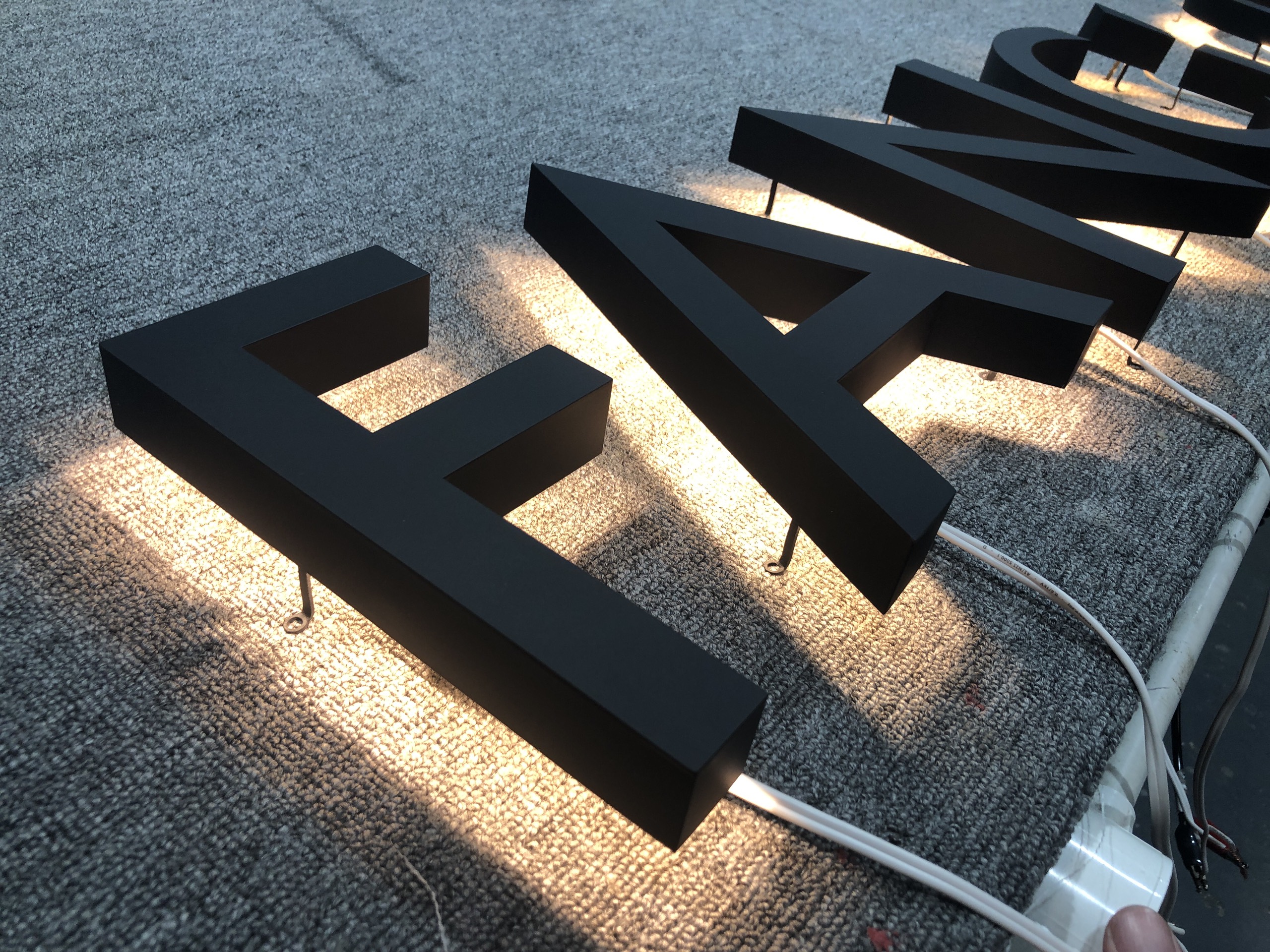 Chữ Inox nổi khối đèn sáng hắc chân, Chữ inox màu đen nổi khối hôn  30mm hoặc tù... - 3D Quảng Cáo