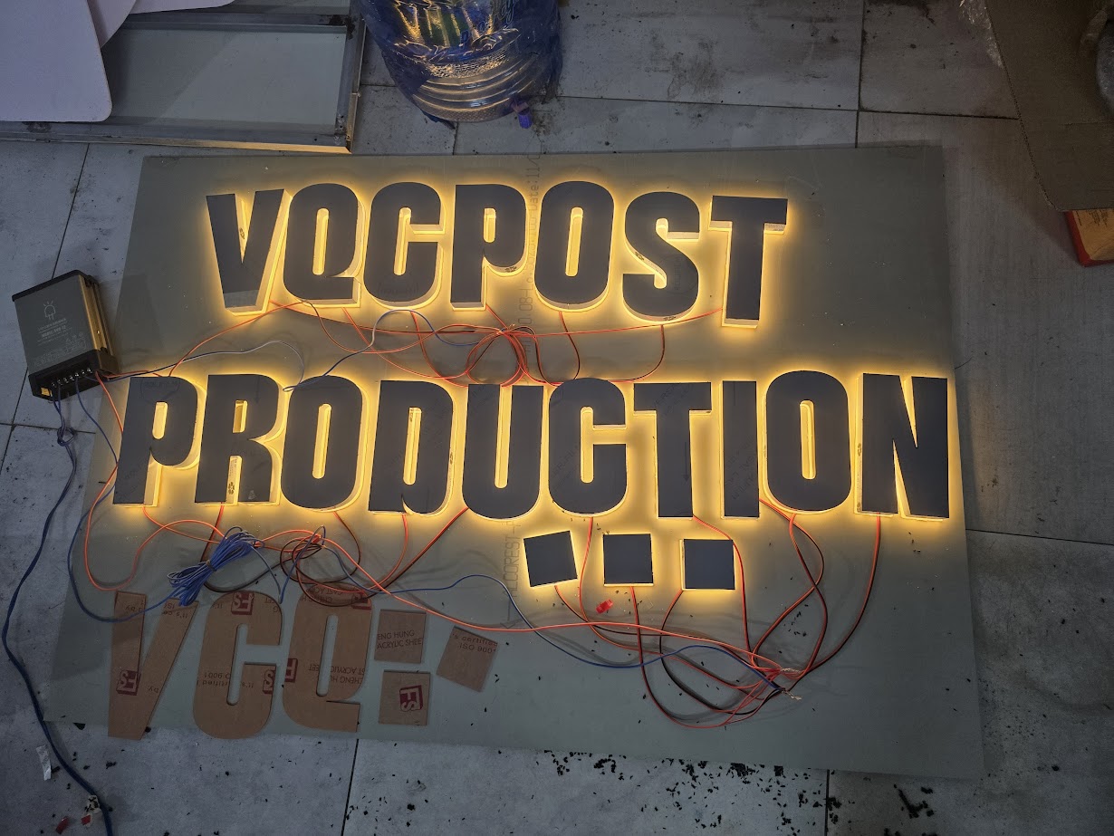 Chữ Inox Quảng Cáo Đèn Sáng Chân – Nổi Bật Thương Hiệu Ngày & Đêm