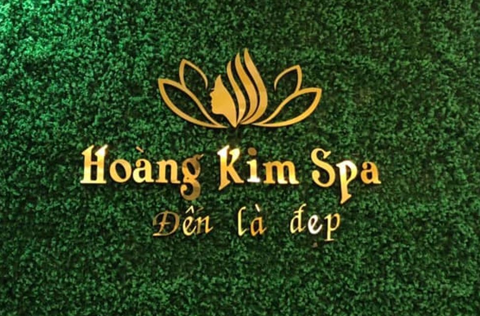 Chữ logo alu gương nổi khối có đèn sáng chân, nền cỏ nhân tạo