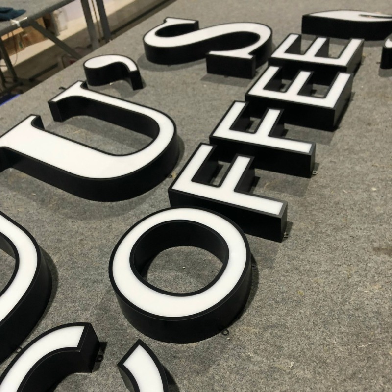 Chữ mica nổi khối sơn viền không đèn