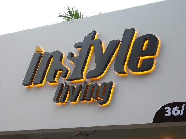 chữ nổi inox đèn sáng chận phong cách sang trọng