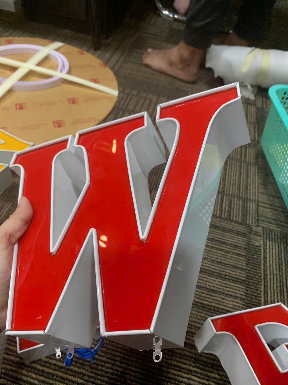 Chữ Nổi Mặt Mica, Chân Nhôm Đèn Sáng Mặt – Giải Pháp Quảng Cáo Bền Đẹp, Sang Trọng