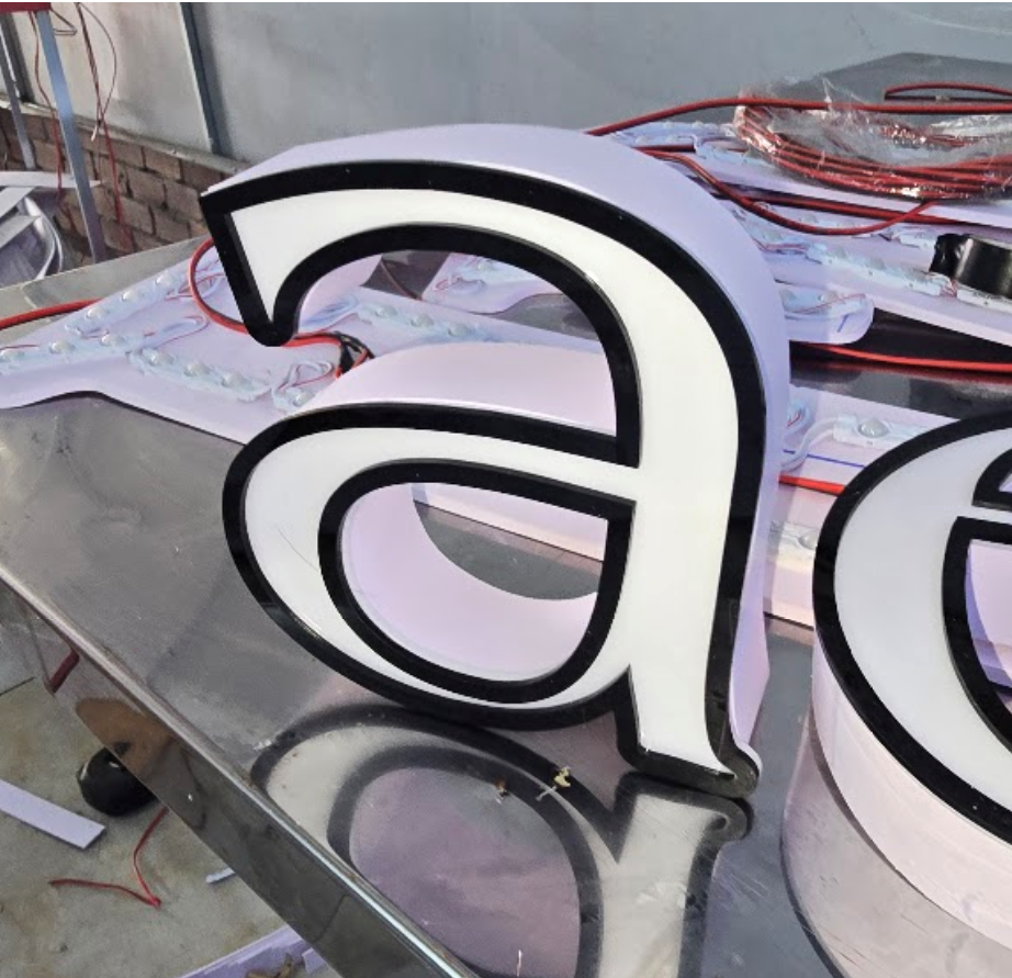 CHỮ NỔI MICA DA, VIỀN DÁN MICA – Nét tinh tế trong từng chi tiết quảng cáo