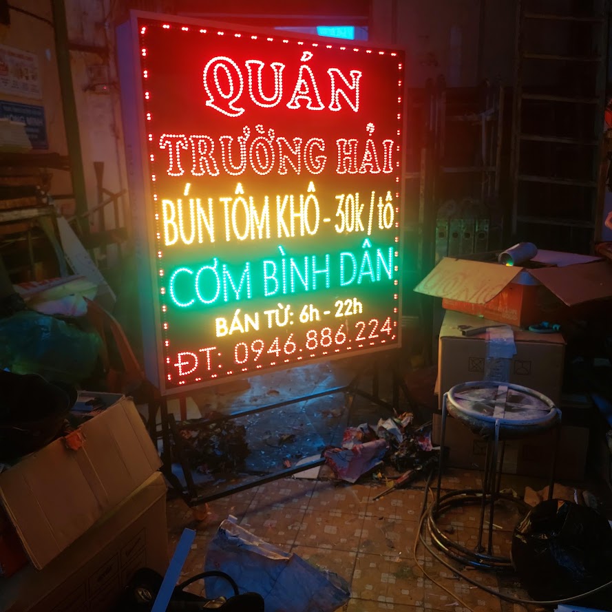 HỘP ĐÈN LED RUỒI CÓ CHÂN ĐỨNG – NỔI BẬT 24/7