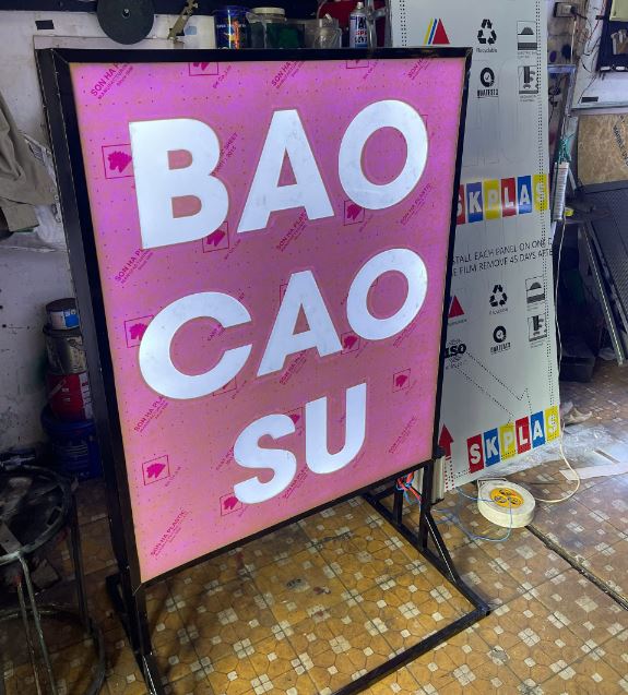 hộp đèn mica có chân, nội dung dán mica  2 mặt  có bánh xe