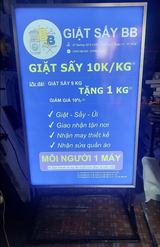 hộp đèn mica dán decal tiệm giặc sấy