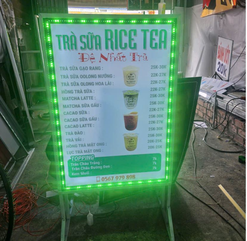 HỘP ĐÈN MICA DÁN DECAL VIỀN LED – GIẢI PHÁP QUẢNG CÁO NỔI BẬT CHO QUÁN TRÀ SỮA