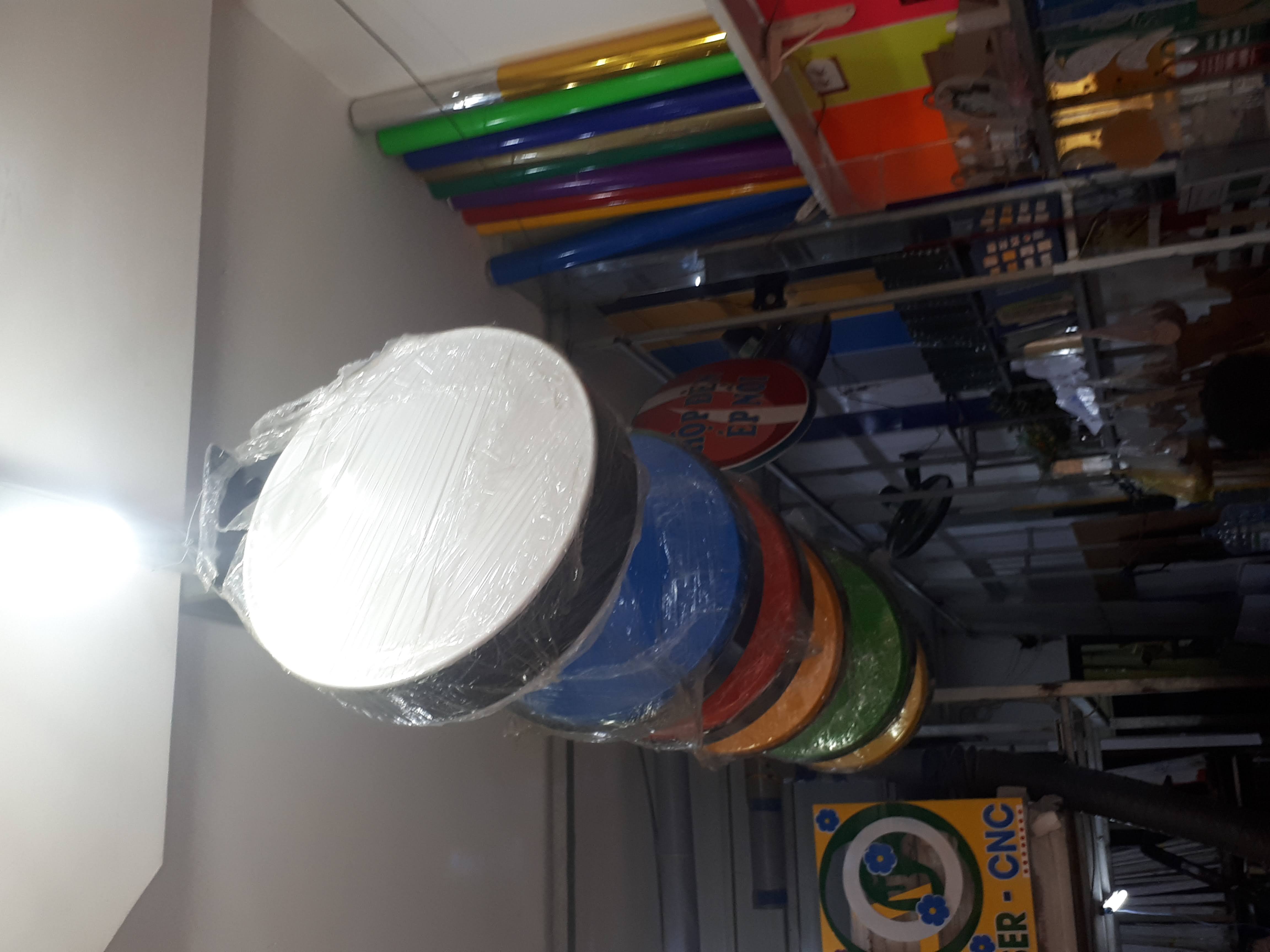 Hộp đèn mica hút nổi tròn