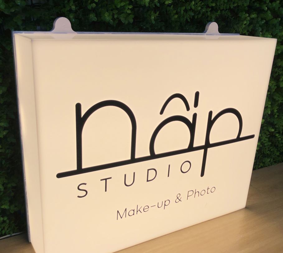 hộp đèn mica ốp tường sáng mặt và hông sang trọng, làm hộp đèn bằng chất liệu mi... - Quảng Cáo Ad Shop