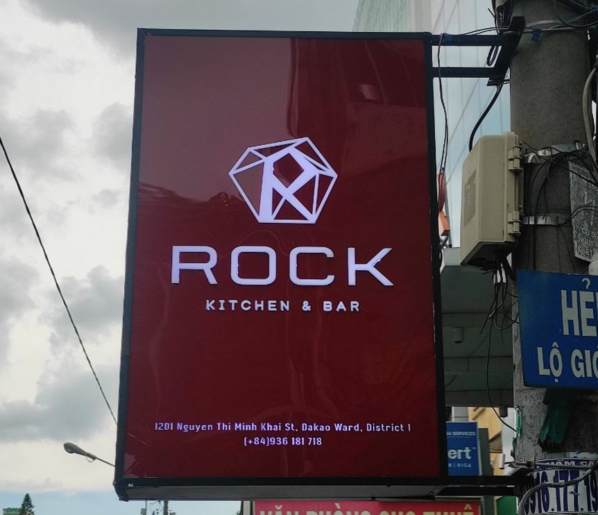 Hộp đèn vẫy mica 2 mặt, nội dung chữ mica có đèn sáng mặt., Nền hộp đèn bằng chấ... - 3D Quảng Cáo CN3