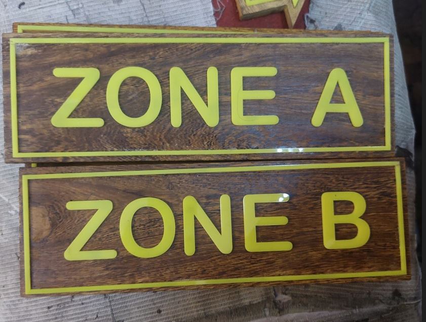 làm bảng tên mica dán nền gỗ đẹp giá rẻ