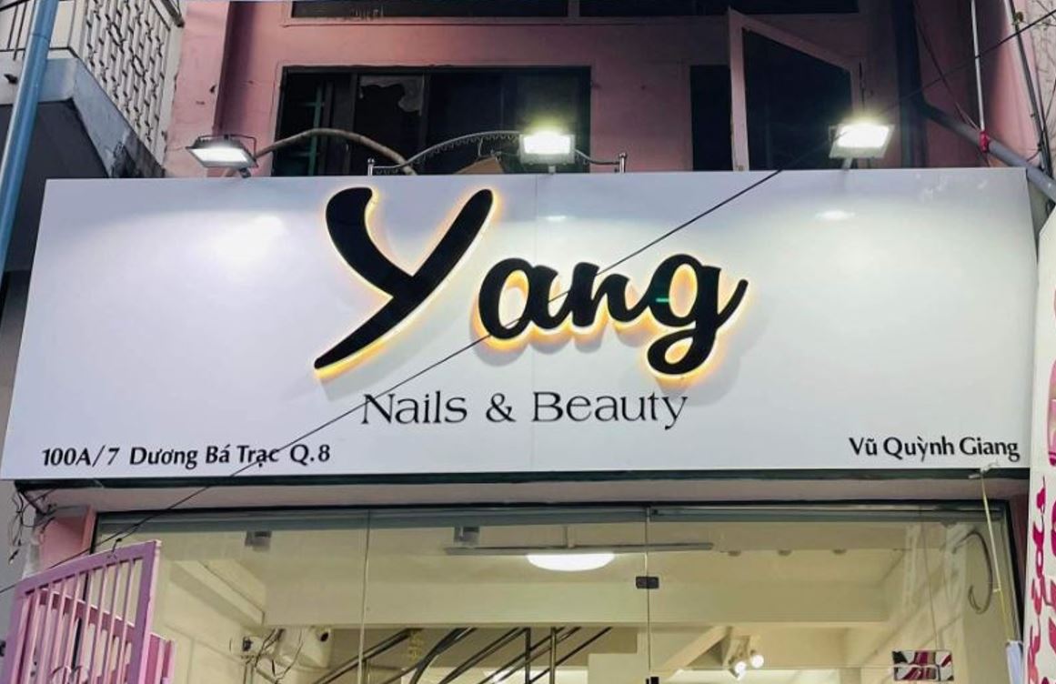 làm biển hiệu alu, chữ mica đen đèn sáng hông, có lắp đèn pha điện., L&agrave;m ... - 3D Quảng Cáo