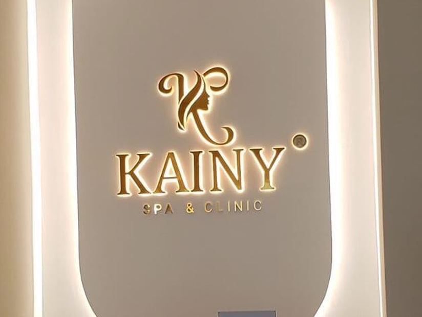 logo  chữ alu gương đèn sáng hông dán từng sang trọng