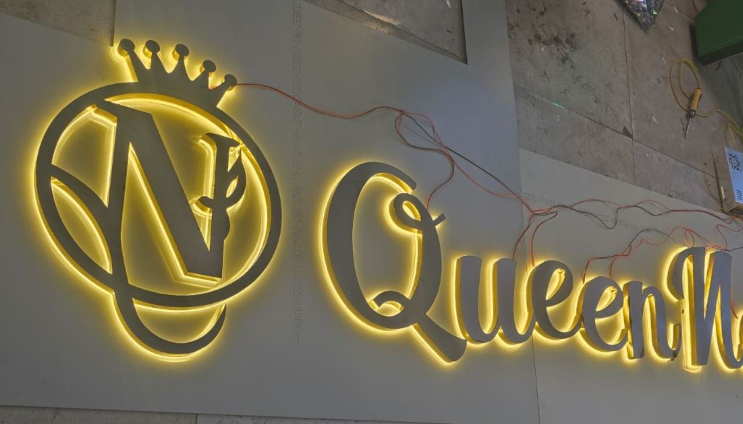 LOGO CHỮ INOX NAILS SPA ĐÈN SÁNG CHÂN – GIẢI PHÁP BẢNG HIỆU SANG TRỌNG & ĐẲNG CẤ... - Quảng Cáo Ad Shop