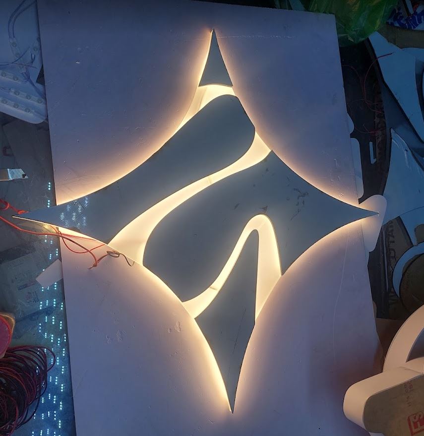 logo giá rể, mặt inox đèn sáng chân