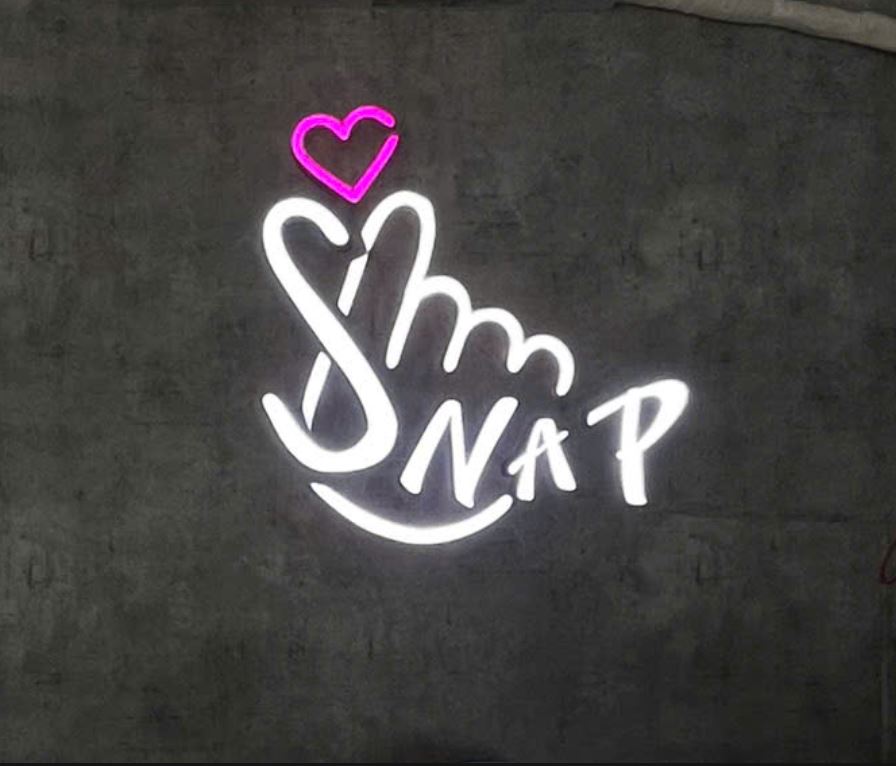 logo mica có đèn sáng mặt dán tường giá rẻ