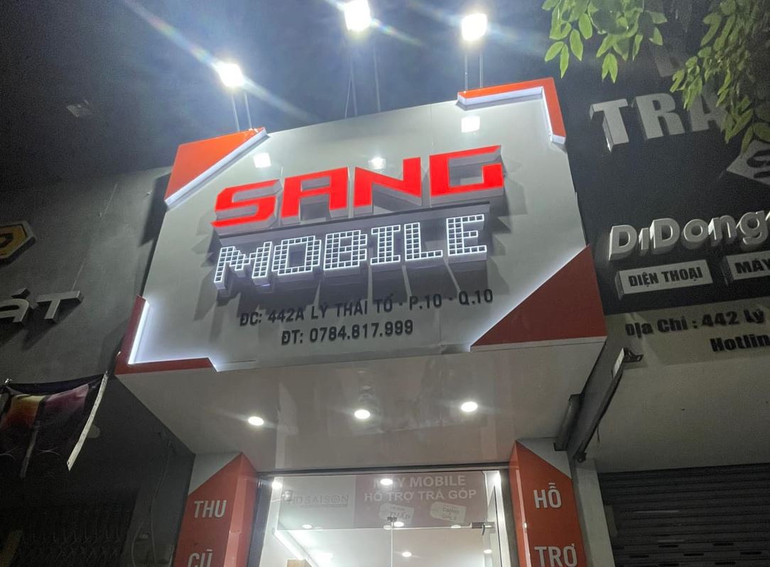 mặt dựng alu bóng, nội dung chữ mica có đèn sáng mặt, có lắp đèn pha điện, làm b... - Quảng Cáo Ad Shop