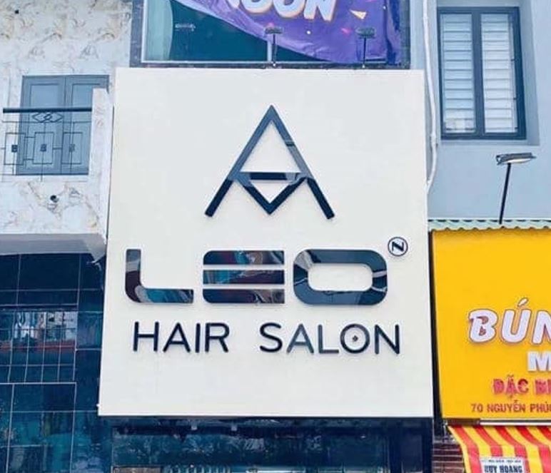 mặt dưng alu chiếu sáng bằng đèn pha điện, nội dung chữ mica không đèn