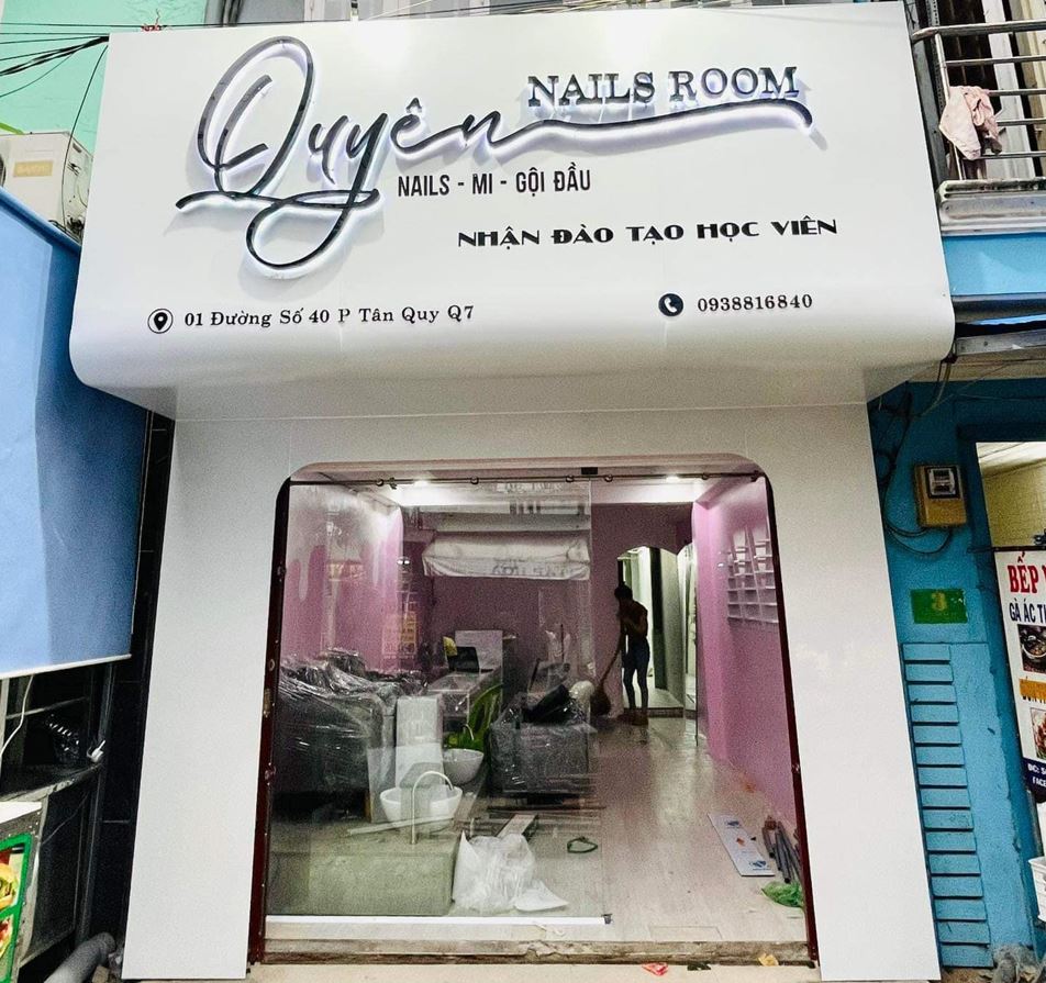 mặt dựng alu trắng bóng nguyên khối, chữ mica đèn sáng hông sang trọng, Nền mặt ... - Quảng Cáo Ad Shop
