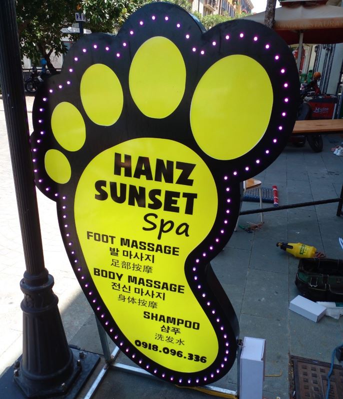 mô hình hộp đèn alu nội dung mica có đèn sáng mặt có chân đứng