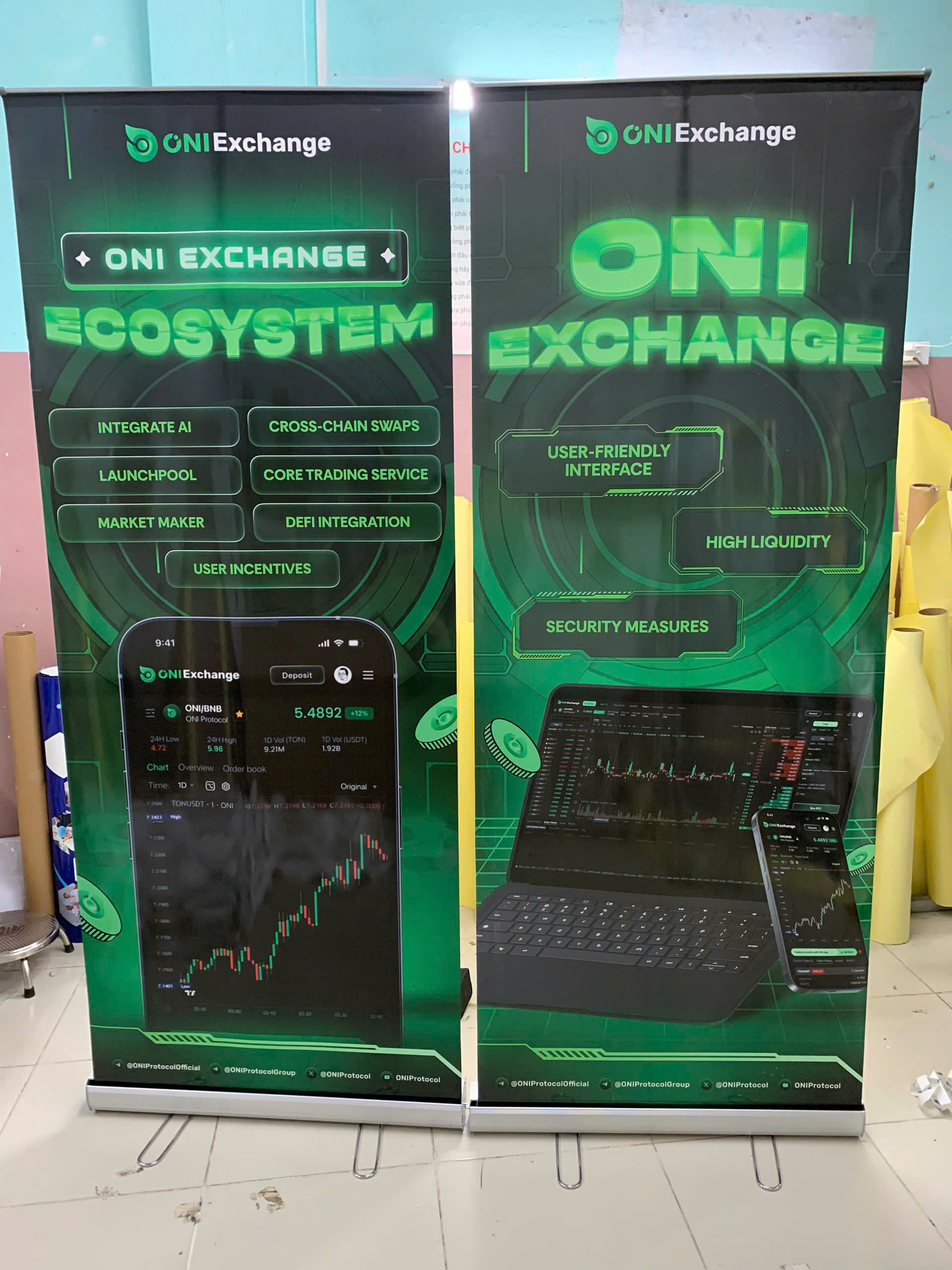 Standee Cuốn Inox – Giải Pháp Bảng Quảng Cáo Cao Cấp Cho Doanh Nghiệp Hiện Đại